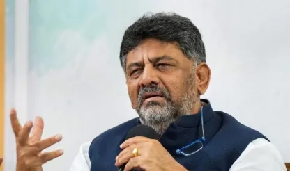 ನಡೀ ಆ ಕಡೆ.. ಸೆಲ್ಫಿಗೆ ಬಂದ ಮಹಿಳಾ ಕಾರ್ಯಕರ್ತೆ ತಳ್ಳಿದ ಡಿಕೆಶಿ..!